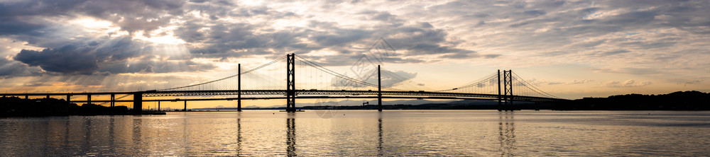 在英国爱丁堡的Forth路桥和Queensferry交叉桥图片