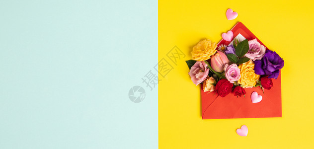 开放红信封有黄色背景的花朵安排最高视图节日问候概念打开红信封图片