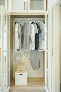 Men白色现代衣柜挂在白色现代衣柜中的布图片