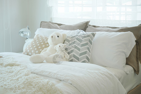 泰迪熊在床上儿童卧室的面贴风格图片