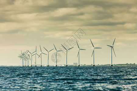 达坂城风力发电站垂直轴风力涡轮机发电站用于在丹麦附近的沿海黄岸可持续和替代能源生产态电力丹麦波罗的海风力涡轮机农场背景