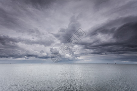 风云四起的海平面水和天空自然美观概念图片