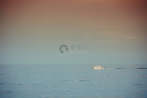 美丽的海景平面和天空宁静的景象自然构成景观美丽的海平面和船只图片