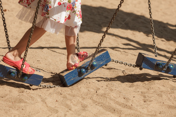 活跃的孩子们户外游乐的概念穿花裙的小孩女夏天在游乐场外面玩耍图片