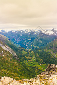 旅游假期和行Geirangerfjord和山地风景从Dalsnibba海台的视角看极好挪威斯堪的纳维亚图片