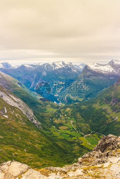 旅游假期和行Geirangerfjord和山地风景从Dalsnibba海台的视角看极好挪威斯堪的纳维亚图片