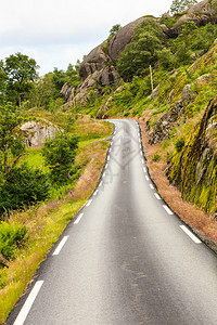 穿过夏季挪威山脉的公路美丽景观挪威山区的公路地貌图片