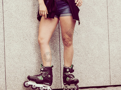 妇女穿着溜冰鞋在城里骑马夏季玩得开心图片