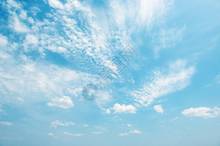 亮蓝色天空中的浅白云复制文本空间图片