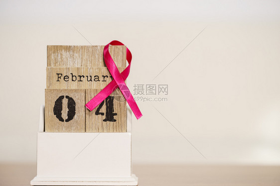 旧式日历有4个世界乳癌节与粉红色认识丝带约会保健和医学概念旧日历上的世界乳腺癌日图片