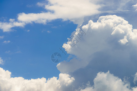 阳光照耀的夏季天气中美丽的蓝色天空上白大云蓝天空上的白云图片