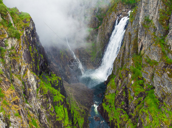 沃林斯弗森瀑布绿色夏季山丘马博达伦峡谷挪威全国旅游者Hardangervidda路线旅游者Rv7Eidfjord观光旅游挪威马博图片