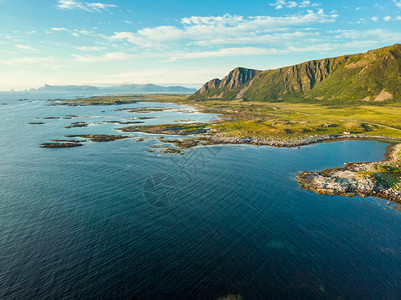Andoya岛的海景挪威诺德兰县Vesteralen群岛Nordmela村附近的风景岩石海岸线图片
