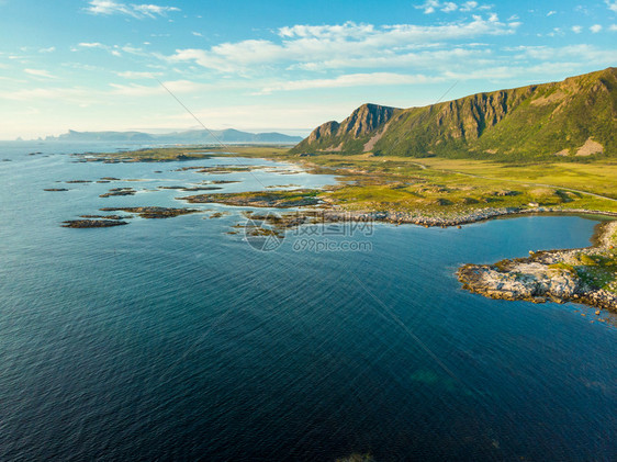 Andoya岛的海景挪威诺德兰县Vesteralen群岛Nordmela村附近的风景岩石海岸线图片