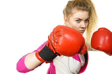 穿着红色拳击手套打斗有运动自信的女员高清图片