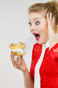 甜美的食物和快乐概念有趣是快乐金发女人拿着美味的巧克力蛋糕奶油兴奋的面容表情在灰色上有趣的女人拿着奶油蛋糕图片