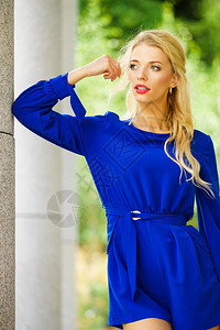 时装模特拍户外照片时装模特穿蓝海军衬衫图片