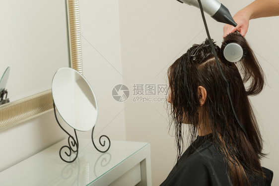 专业发型概念机用吹风和刷子洗发女黑长图片