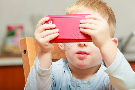 儿童与技术花时间在网上自由概念小男孩使用智能电话游戏图片
