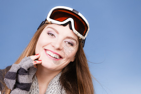 身着滑雪谷歌肖像的女子滑雪郎身着谷歌肖像的女子滑雪郎身着温暖衣服滑雪谷歌肖像图片