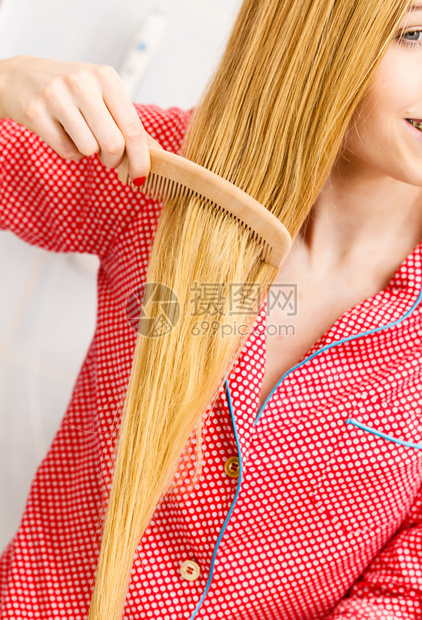妇女用木梳子在洗手间长发光滑的女孩在照料下刷新发型理概念女人在洗手间梳长发图片