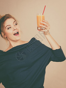 快乐的女子新鲜橙葡萄汁健康果子饮料冰淇淋概念新鲜的橙汁图片
