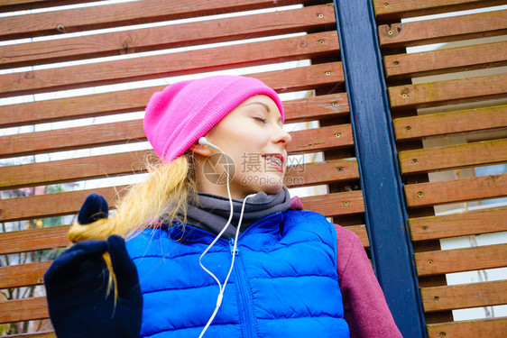 穿着温暖运动服的妇女在寒冷天气中外面锻炼后穿着温暖运动服的妇女图片