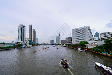TaksinBridge和ChaoPhraya河的船图片