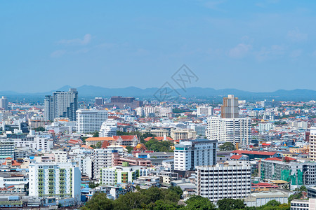 泰国PattayaDowntown镇空中景象亚洲旅游城市中午有蓝天酒店和住宅楼图片