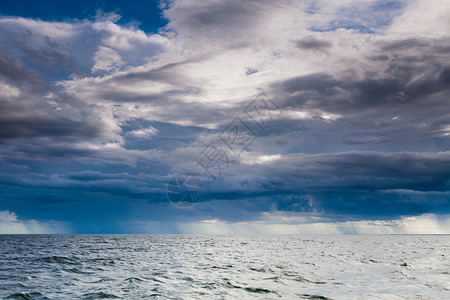 海平面和天空静的景象蓝色水自然的构成美丽的海景夜晚平面和天空图片