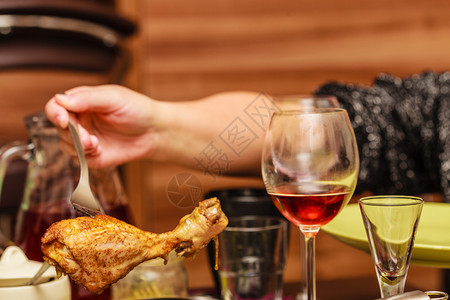美味的晚餐点子肉食概念人类手在叉子上抓鸡腿煮熟人类手在叉子上抓烤鸡腿图片