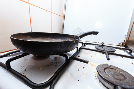 家务卫生和清洁概念家里的污泥肮脏煤气炉子用过的厨房做饭煎锅图片