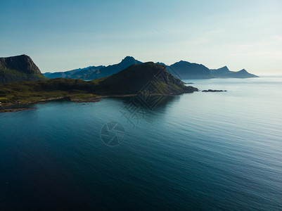 Vestvagoy岛海岸Uttakleiv地点海景与风岩石般的海岸线和高山Lofotten群岛北挪威欧洲Vestvagoy岛的海图片