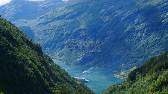 FjordGeirangerfjord和渡轮船从挪威Ornesviven观望点看旅行目的地挪威FjordGeirangerfjo图片