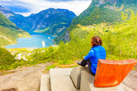 旅游度假和行从Flydalsjuvet的观点看在神奇的Geirangerfjorden上景色美丽的女游客挪威旅景点图片