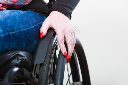 坐在轮椅上的人坐在轮椅上的妇女健康残疾复概念坐在轮椅上的人图片