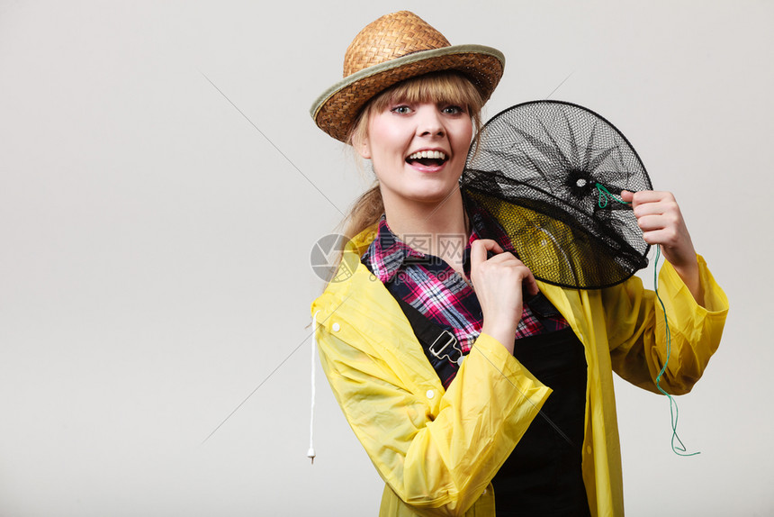 骑着空渔网玩得开心骑着空渔网的黄雨衣快乐女人图片