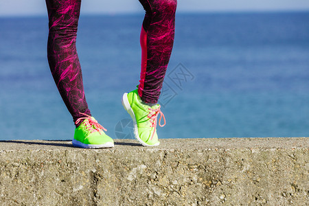 运动和活在外边训练活跃运动的女孩在海边用鲜艳的黄色鞋穿双腿在海边用黄色鲜艳的鞋穿双腿在海边用黄色鲜艳的鞋穿双腿图片