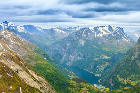 旅游假期和行Geirangerfjord和山地风景从Dalsnibba海台的视角看极好挪威斯堪的纳维亚图片