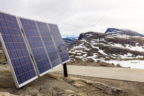 可再生动力和态能源挪威山地自然中户外光伏太阳能电池板发系统山区自然中户外光伏太阳能电池板图片
