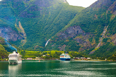 旅游度假和行在挪威斯堪的纳维亚弗拉姆挪威的FjordSognefjord的山地景观和大型游轮图片