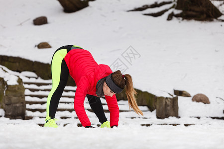 参加户外体育锻炼运动装饰思想参加温暖运动服装训练的妇女冬季在户外伸展腿冬季在户外锻炼腿图片
