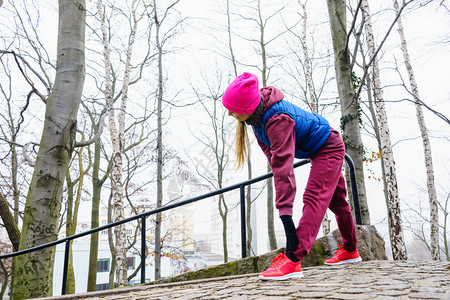 运动与娱乐女孩在公园户外暖化妇女运动在新鲜空气中运动与女孩在公园户外图片