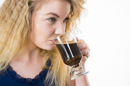 喝着黑咖啡的女积极分子喝着早晨的咖啡图片