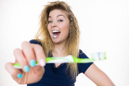 妇女刷牙阳口腔卫生工作室白背景妇女刷牙背景图片