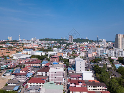 泰国Chonburi的Pattaaya镇空中景象亚洲旅游城市中午有蓝天酒店和住宅楼图片