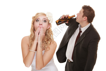 夫妻结婚不快乐的新娘和酒郎展望未来的妇女做出决策暴力酗酒问题概念图片
