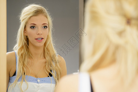 看着自己在浴室镜子里思考着她的表情漂亮年轻成女看着自己在镜子里图片