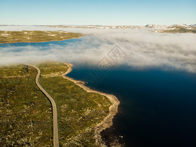 空中视图穿过Hardangervidda山高地湖上云层早晨时间挪威地貌旅游者Hardangervidda路线穿过挪威Hardan图片