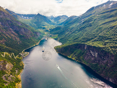 FjordGeirangerfjord和渡轮船从挪威Ornesviven观望点看旅行目的地挪威FjordGeirangerfjo图片